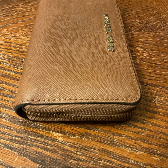 Michael Kors Brown Gold Zipper Wallet! - Picture 11 of 15